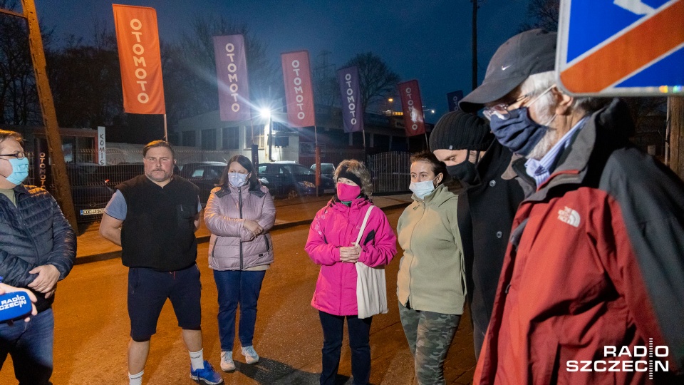 Protest mieszkańców Pilchowa przeciwko budowie stacji paliw oraz myjni samochodowej. Fot. Robert Stachnik [Radio Szczecin]