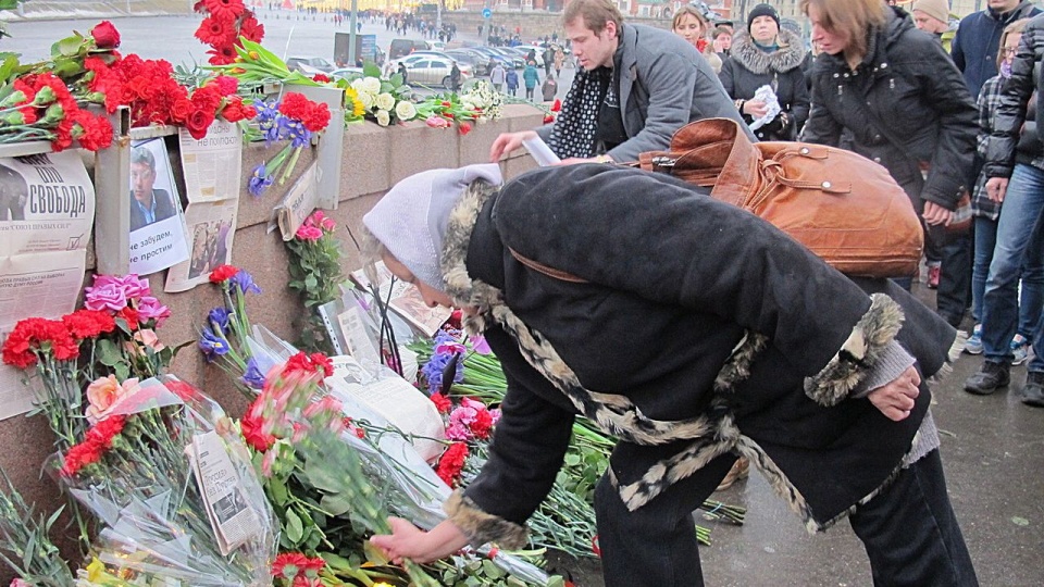 Mieszkańcy Moskwy składający hołd w miejscu morderstwa Niemcowa (2015). źródło: https://pl.wikipedia.org/wiki/Boris_Niemcow