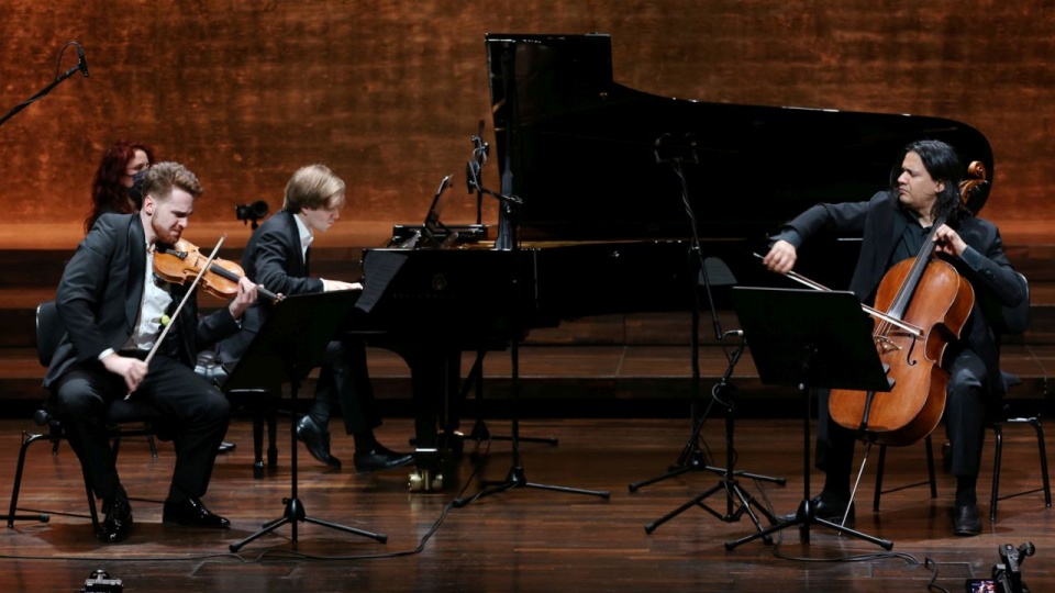 „The Penderecki Trio”. Mateusz Makuch – skrzypek (od lewej), Andrzej Wierciński – pianista, Claudio Bohórquez – wiolonczelista. Fot. Cezary Aszkiełowicz