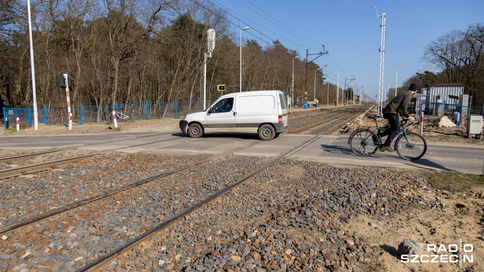 Prowadzone prace na przejeździe kolejowo-drogowym w Grzędzicach nie będą ograniczać ruchu pociągów. Fot. Robert Stachnik [Radio Szczecin]