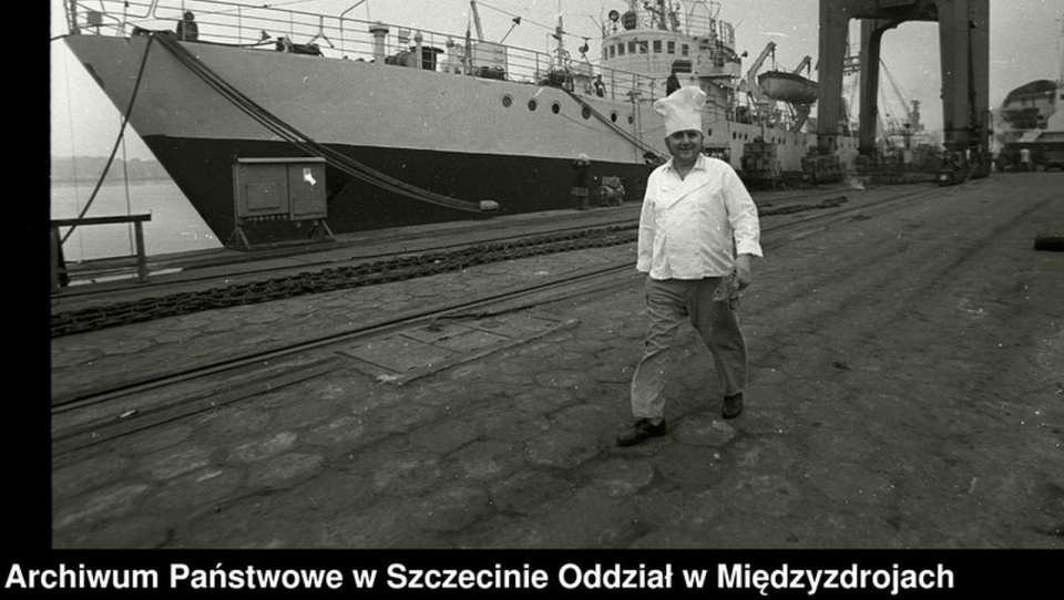 Kucharz idący nabrzeżem PPDiUR Odra - 1968