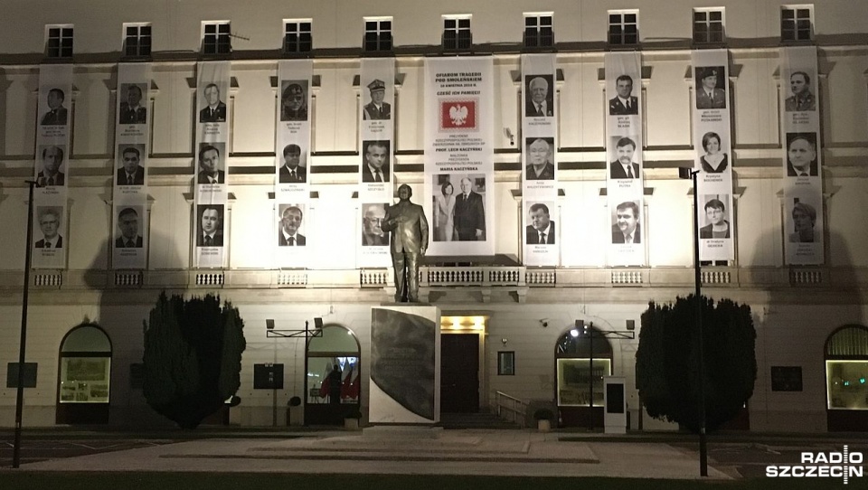 Pomnik Lecha Kaczyńskiego w Warszawie, a w tle część wizerunków ofiar katastrofy smoleńskiej. Fot. Piotr Kołodziejski [Radio Szczecin]