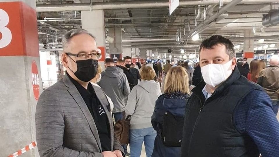 Minister zdrowia, Adam Niedzielski w kolejce do szczepienia. źródło: https://www.facebook.com/MZGOVPL