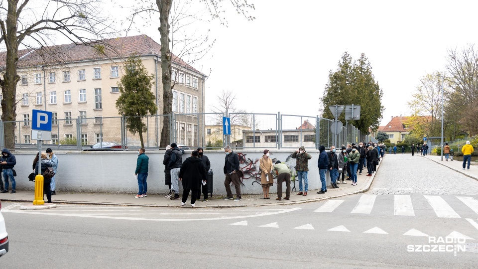 Kilkusetosobowa kolejka i godziny oczekiwania. Tak wygląda parking 109. Szpitala Wojskowego przy Jasnych Błoniach w Szczecinie. Fot. Robert Stachnik [Radio Szczecin]
