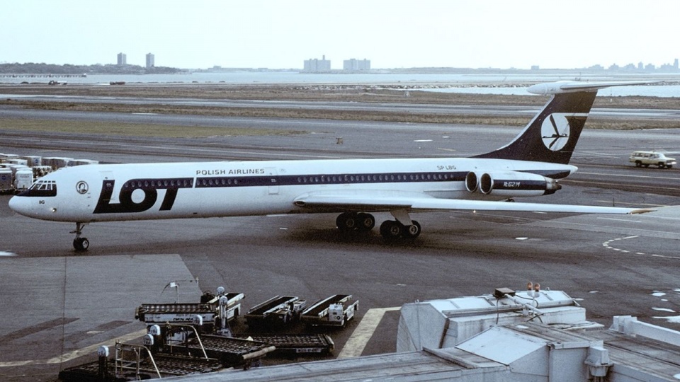 Ił-62 o nr. rej. SP-LBG, który uległ wypadkowi. Zdjęcie wykonane na lotnisku Nowy Jork-JFK siedem miesięcy przed katastrofą. źródło: https://pl.wikipedia.org/wiki/Katastrofa_lotnicza_w_Lesie_Kabackim