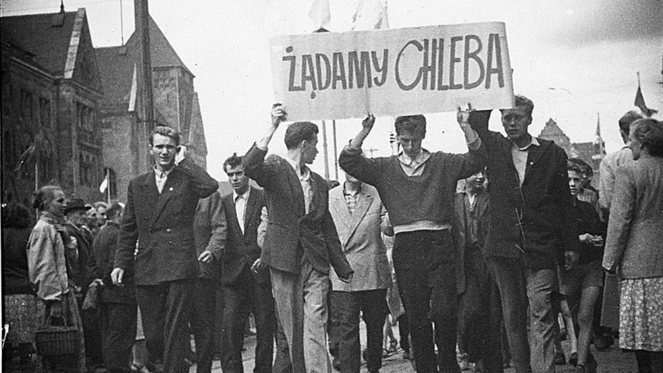 Manifestacja w Poznaniu, czerwiec 1956. Źródło: Wikipedia.