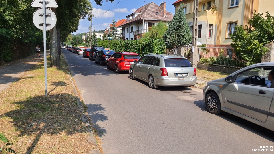 Sznur aut na osiedlowych uliczkach w Podjuchach. Fot. Wawrzyniec Szwaja