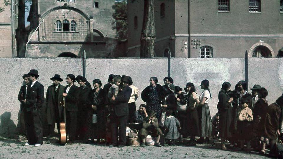 77 lat temu, 2 sierpnia 1944 roku Niemcy zlikwidowali tzw. "obóz cygański" w Auschwitz. źródło: https://polin.pl/pl/miedzynarodowy-dzien-pamieci-o-zagladzie-romow