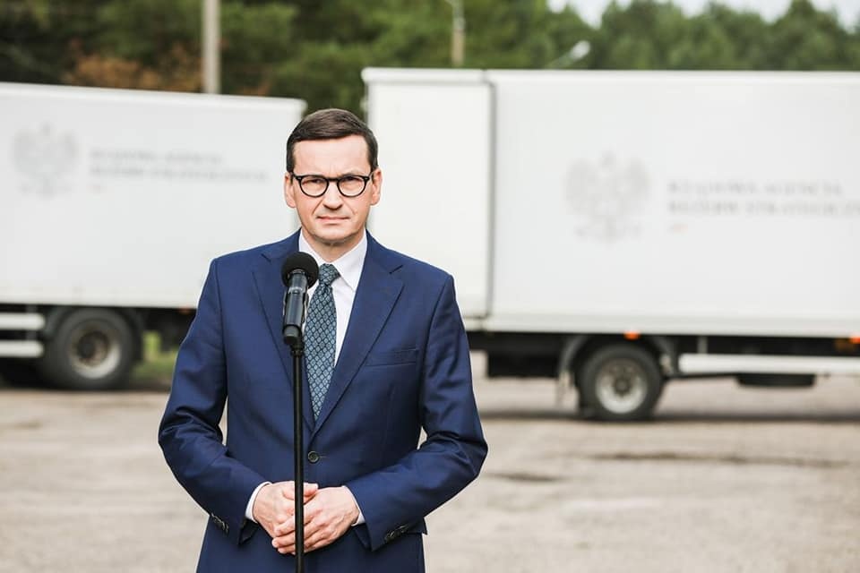 Premier, który był w środę w składnicy Rządowej Agencji Rezerw Strategicznych w Komorowie koło Ostrowi Mazowieckiej zwrócił uwagę, że pomoc została skierowana na Białoruś. źródło: https://www.facebook.com/kancelaria.premiera