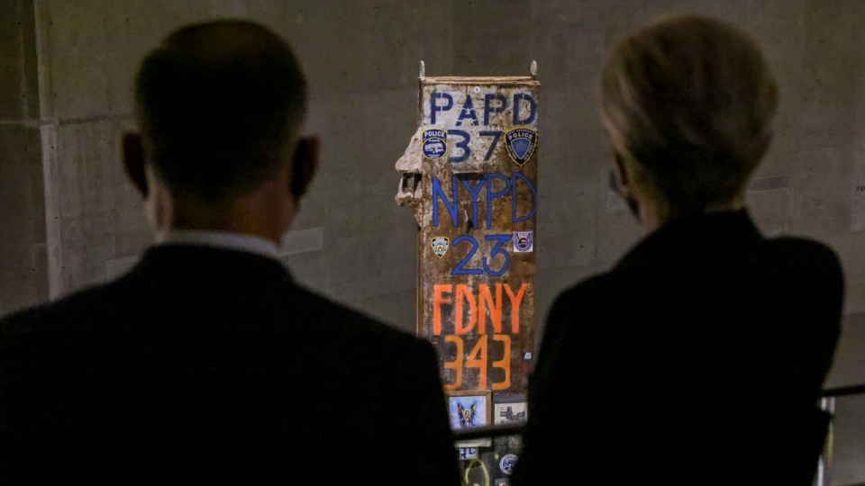Polska para prezydencka zatrzymała się przy pomniku ofiar i odwiedziła muzeum zamachów na World Trade Center. źródło: https://twitter.com/prezydentpl/Grzegorz Jakubowski KPRP