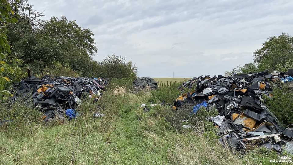 Ponad 100 ton nielegalnych odpadów zostało podrzuconych na działkę Krzysztofa Paszko. Fot. Marcin Kokolus [Radio Szczecin]