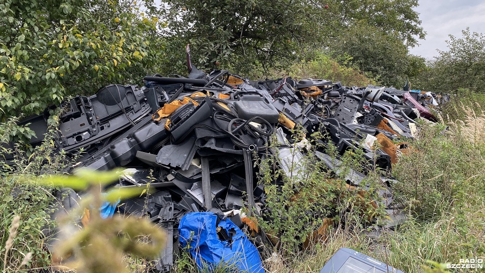 Ponad 100 ton nielegalnych odpadów zostało podrzuconych na działkę Krzysztofa Paszko. Fot. Marcin Kokolus [Radio Szczecin]