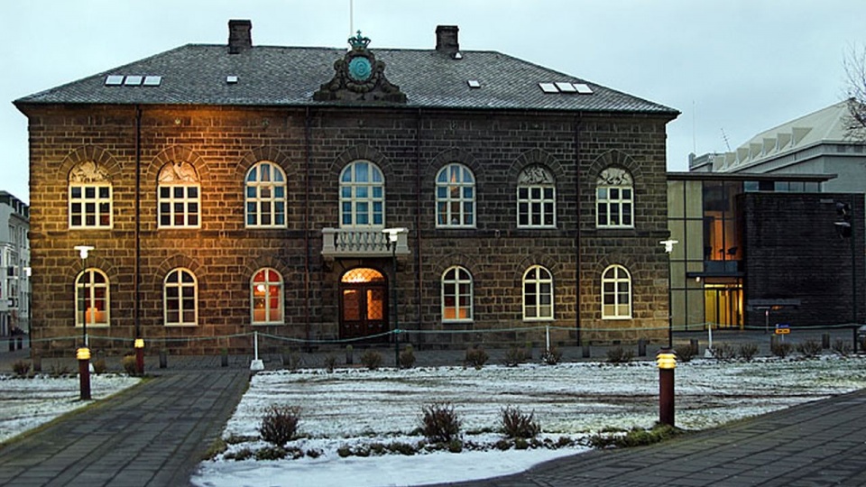 Obecny budynek parlamentu, Alþingishúsið, zbudowano w 1881 przy placu Austurvöllur. źródło: https://pl.wikipedia.org/wiki/Althing