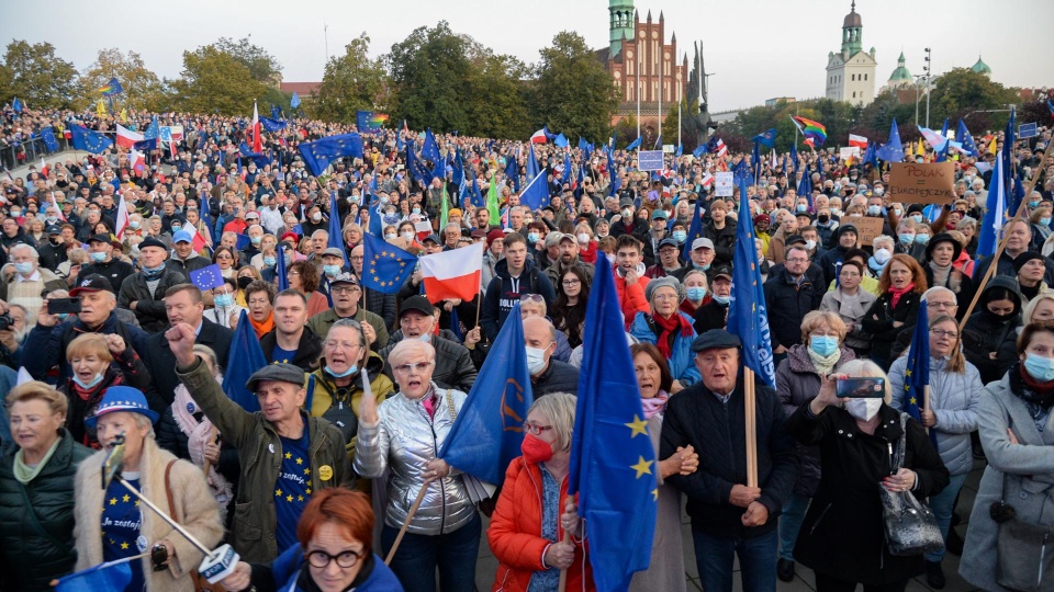 Opozycyjne protesty dla obecności Polski w Unii Europejskiej. Fot. Robert Stachnik [Radio Szczecin]