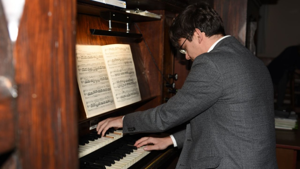 Filip Presseisen – organista. Fot. Jan Olczak