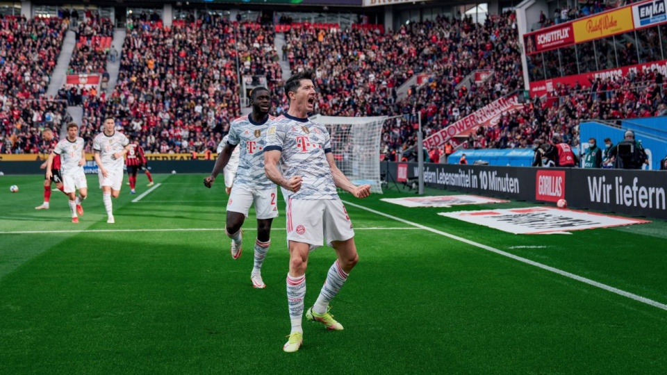 W meczu z Bayerem Leverkusen Robert Lewandowski zdobył dwie bramki. Fot. twitter.com/FCBayern