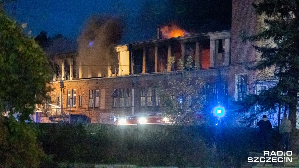 Trwa akcja dogaszania pożaru na terenie byłej Fabryki Papieru Szczecin-Skolwin. Fot. Robert Stachnik [Radio Szczecin]