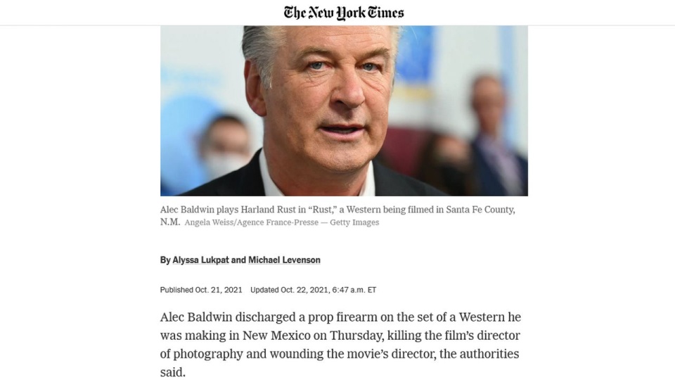 Alec Baldwin w wyniku nieszczęśliwego wypadku śmiertelnie postrzelił 42-letnią szefową zdjęć, Halynę Hutchins oraz ranił reżysera filmu, Joela Sauzę. źródło: https://www.nytimes.com/2021/10/21/us/alec-baldwin-shooting-rust-movie.html?smtyp=cur&smid=tw-nytimes