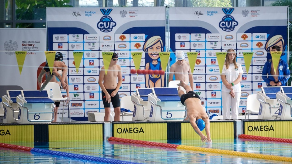Na basenie olimpijskim Floating Arena rywalizują młodzi pływacy w wieku 8-15 lat w wyścigach na dystansach od 50 do 200 metrów. Fot. Rafał Oleksiewicz