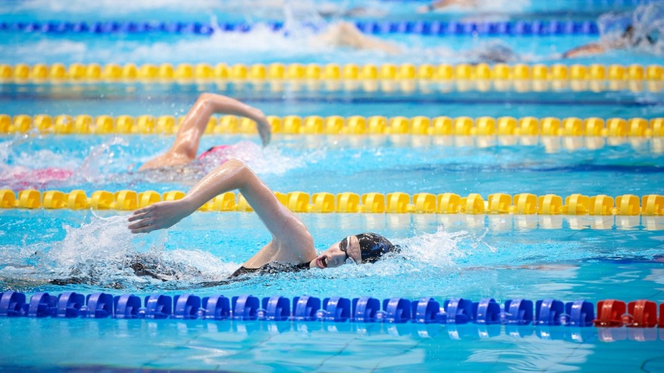 Na basenie olimpijskim Floating Arena rywalizują młodzi pływacy w wieku 8-15 lat w wyścigach na dystansach od 50 do 200 metrów. Fot. Rafał Oleksiewicz