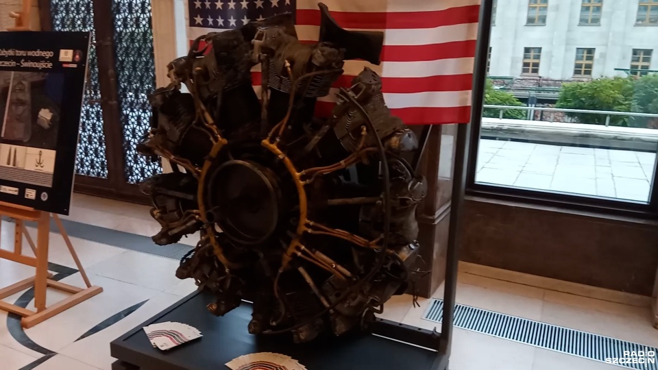 Najciekawszym eksponatem jest na pewno ten silnik z amerykańskiego bombowca B-17, który został strącony i eksplodował podczas nalotu na fabrykę benzyny w Policach. Fot. Grzegorz Gibas [Radio Szczecin]