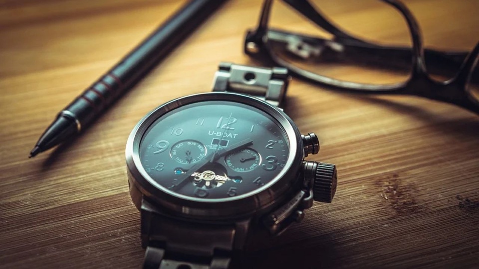 O godzinie 3 należy przestawić zegarki na 2. źródło: https://pixabay.com/pl/1461689/qimono/CC0 - domena publiczna,