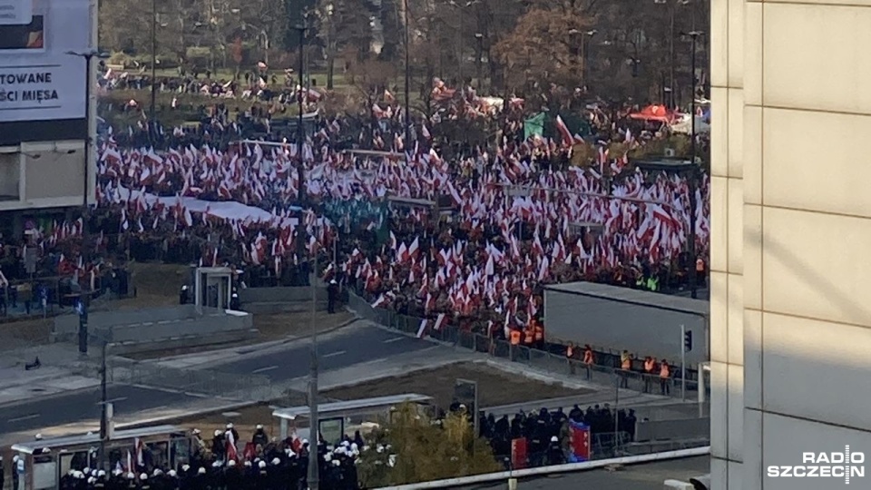 Na czele marszu szli żołnierze z biało-czerwoną flagą. Uczestnicy marszu podkreślali, że to dla nich szczególnie ważne wydarzenie. Fot. Jędrzej Gawroński [Radio Szczecin]