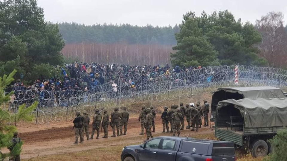 Według polskich służb w każdej chwili może dojść do kolejnych prób masowego forsowania granicy polsko-białoruskiej. źródło: https://twitter.com/MON_GOV_PL