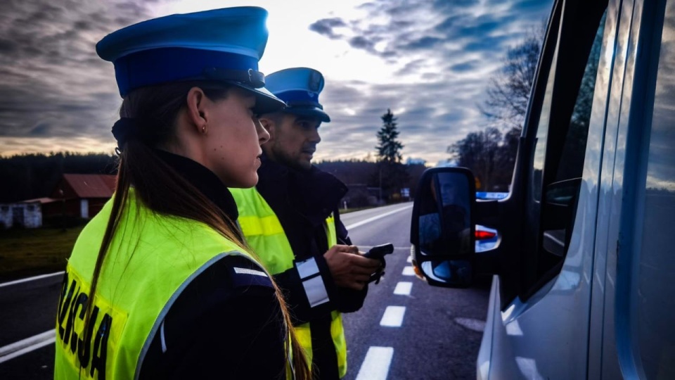 Patrole policji poszukują migrantów nielegalnie podróżujących po kraju nie tylko na terenie przygranicznym, ale także sprawdzają pojazdy w innych regionach, m.in. na Mazowszu. źródło: https://twitter.com/podlaskaPolicja