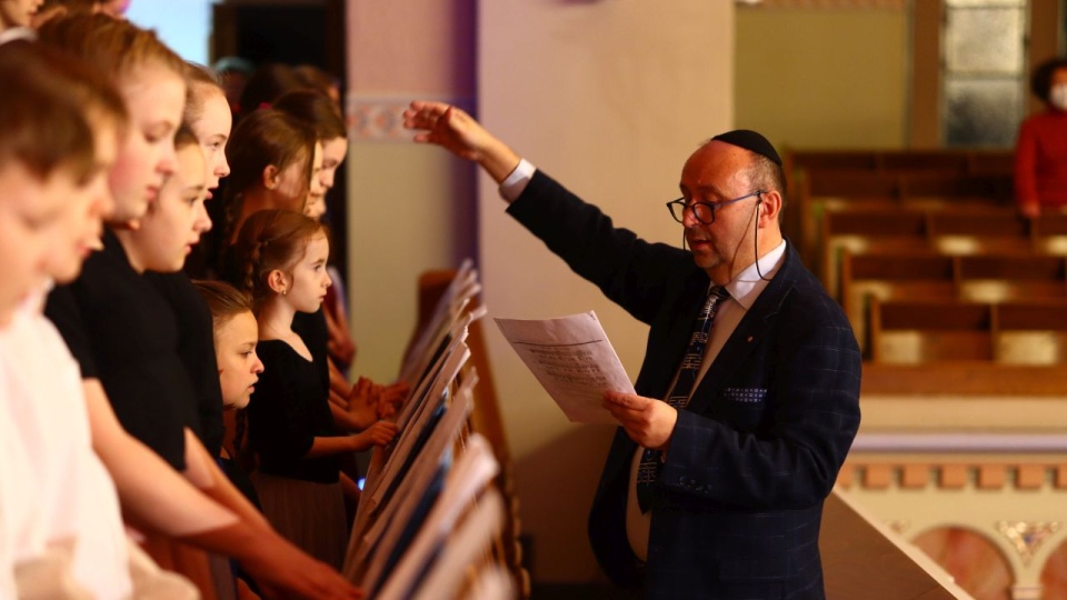 Dariusz Dyczewski dyryguje chórami dziecięcymi Don Diri Don i Synagogi Pestalozzistraße w Berlinie. Fot. Paweł Moskowicz