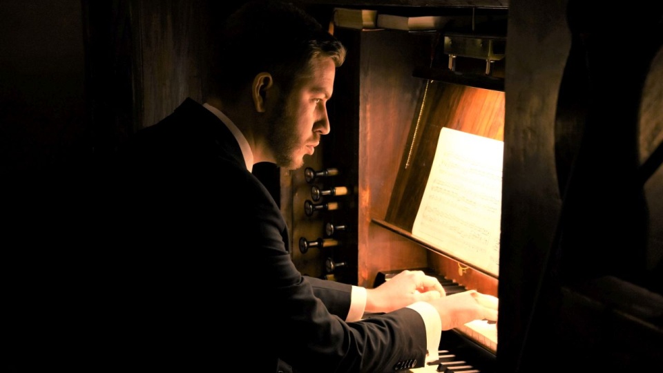Jakub Stefek gra na organach Barnima Grüneberga w kościele św. Ducha w Zdrojach. Fot. Jan Olczak