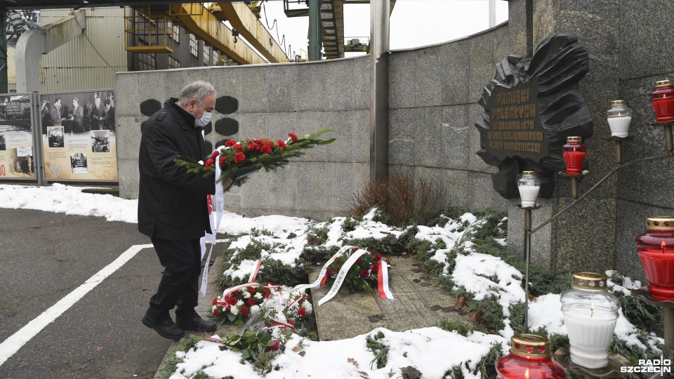 Wprowadzenie stanu wojennego to czarny dzień w historii Polski - mówił wojewoda zachodniopomorski Zbigniew Bogucki przed główną bramą Stoczni Szczecińskiej. Fot. Kamila Kozioł [Radio Szczecin]