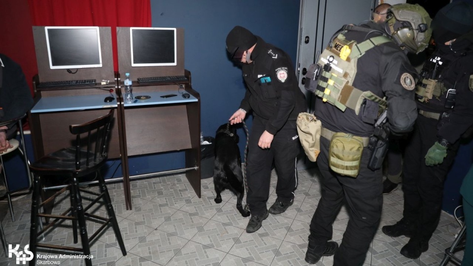 Funkcjonariusze Krajowej Administracji Skarbowej oraz gryfińscy policjanci przeprowadzili akcję w nocy 20 grudnia. źródło: Izba Administracji Skarbowej w Szczecinie