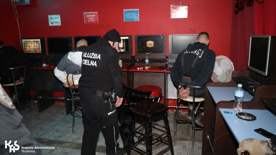 Funkcjonariusze Krajowej Administracji Skarbowej oraz gryfińscy policjanci przeprowadzili akcję w nocy 20 grudnia. źródło: Izba Administracji Skarbowej w Szczecinie