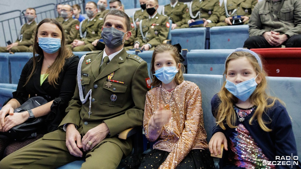 Podpułkownik Mariusz Bardyga opuści rodzinny dom na kilka miesięcy. O jego los martwi się żona Iwona i córka Hania. Fot. Robert Stachnik [Radio Szczecin]