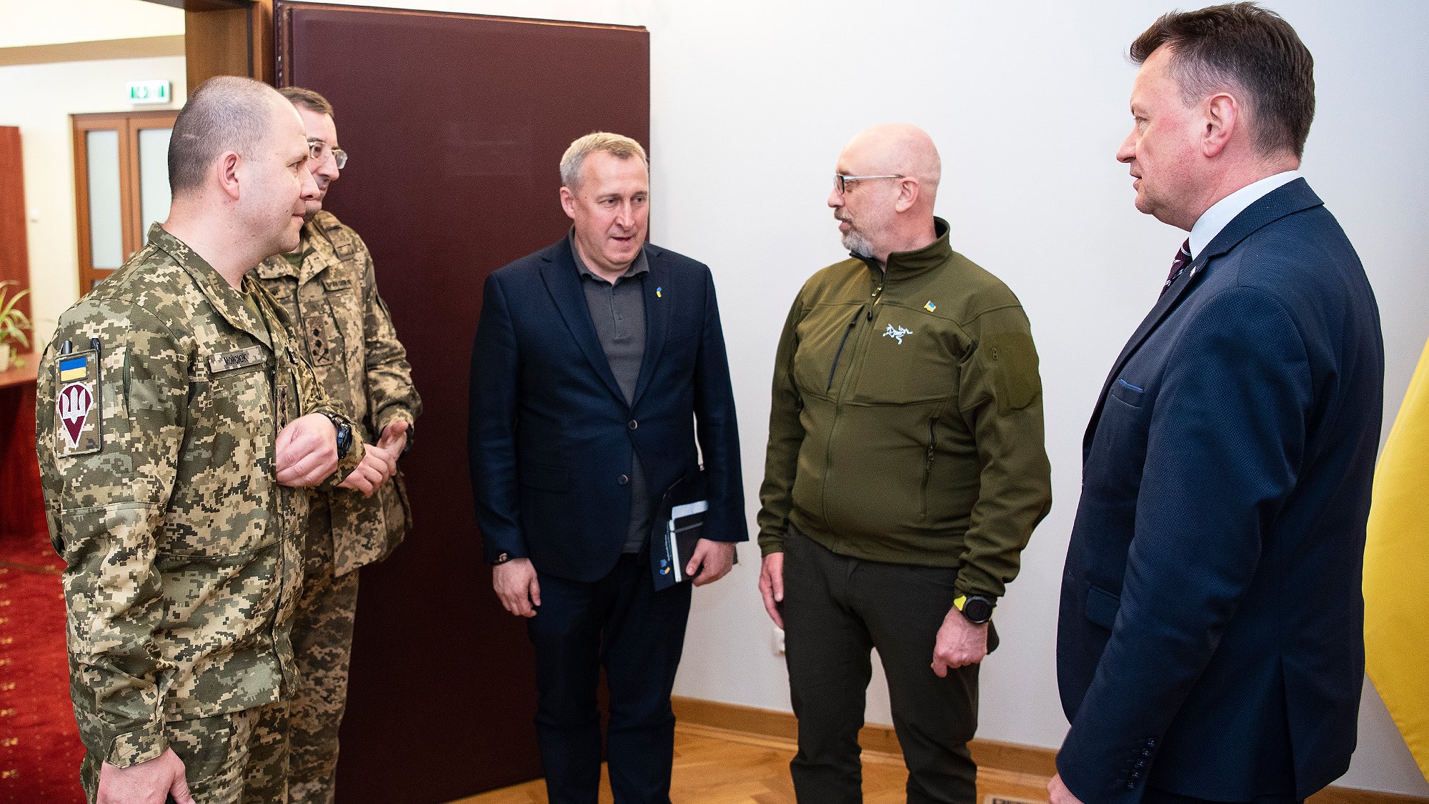 Wicepremier, minister obrony narodowej Mariusz Błaszczak powiedział, że Polska chce sąsiadować z wolną Ukrainą, dlatego ją wspiera militarnie. Szef MON spotkał się w Kijowie ze swoim ukraińskim odpowiednikiem Ołeksijem Reznikowem.