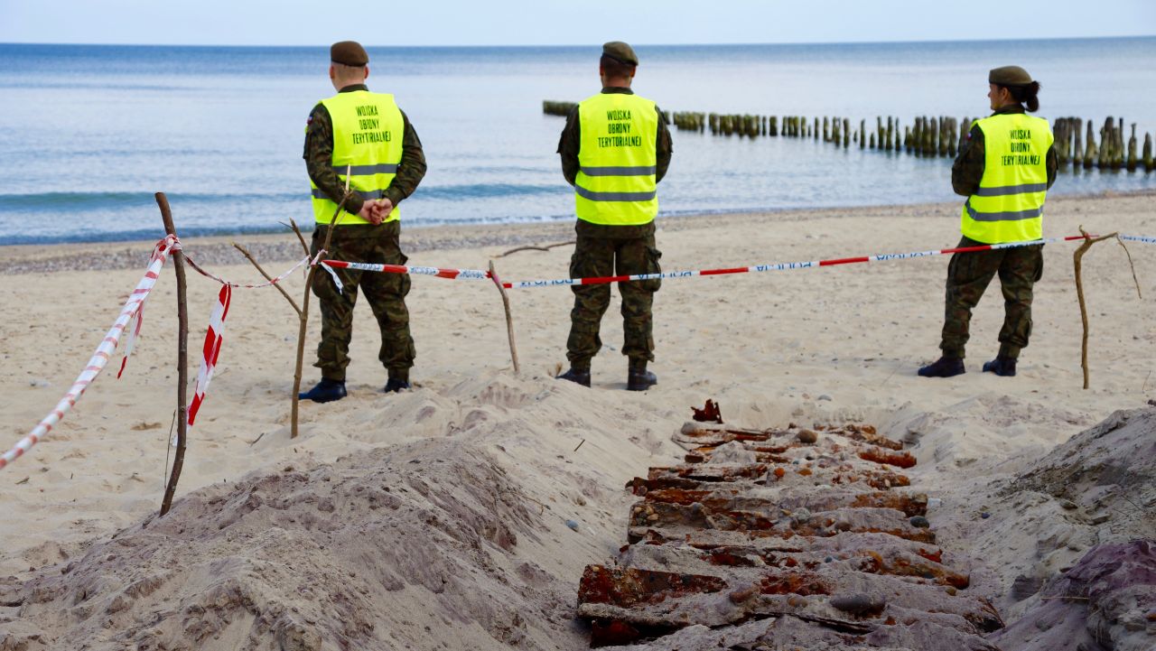 W poniedziałek będzie kontynuowana akcja wydobycia niewybuchów w Kołobrzegu. Pociski znaleźli pasjonaci militariów na plaży w Podczelu. W sumie to ponad 400 sztuk amunicji.