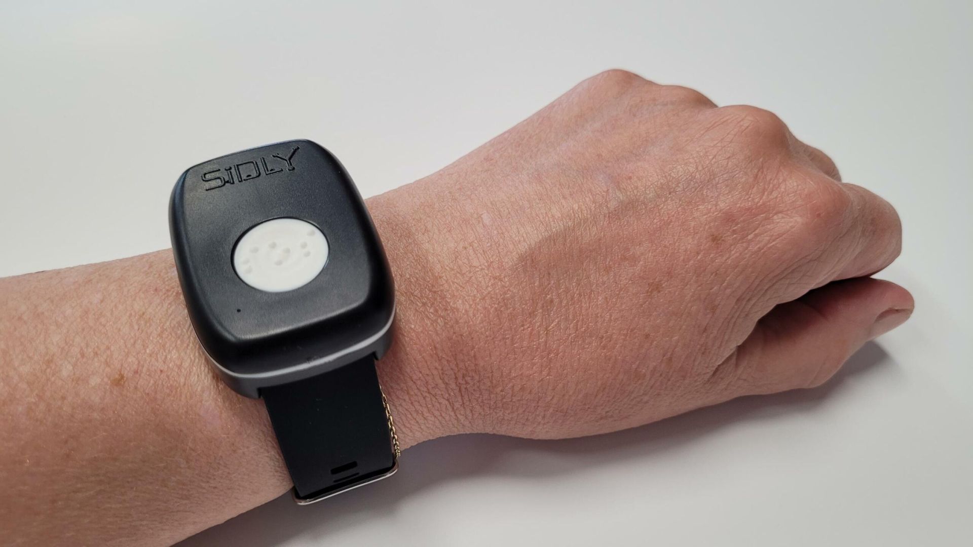 Już 150 osób ze Stargardu nosi specjalne opaski bezpieczeństwa. Chodzi o urządzenia, które bez przerwy monitorują stan zdrowia seniorów. Właśnie trafiły do kilkudziesięciu kolejnych właścicieli.