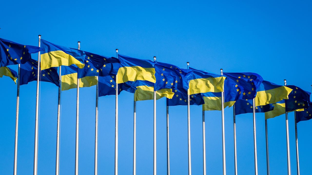 Ukraina jest oficjalnie krajem kandydującym do Unii Europejskiej. Decyzję o nadaniu jej takiego statusu podjęli jednomyślnie przywódcy 27 krajów na szczycie w Brukseli.
