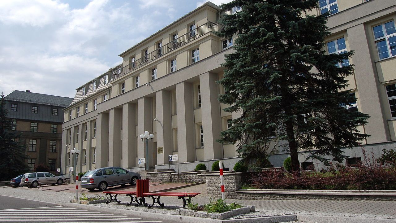 Przedstawiciele górniczych związków zawodowych kontynuują okupację budynku zarządu Polskiej Grupy Górniczej w Katowicach. Spędzili w nim noc i jak zapowiadają - pozostaną tam jeszcze przynajmniej do środy.