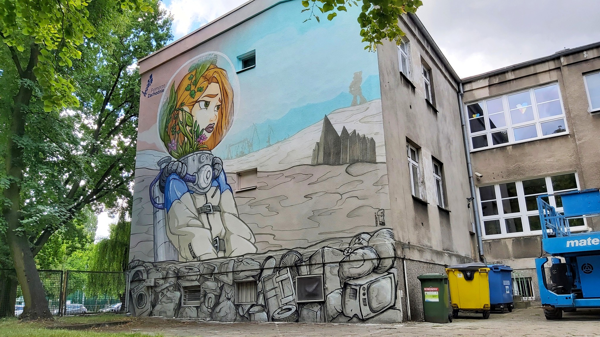 Jego murale są na ścianach całego Szczecina i nie tylko. Czuwa nad Galerią pod Trasą Zamkową, organizuje też streetartowy festiwal. A teraz będzie można zobaczyć również jego płótna.