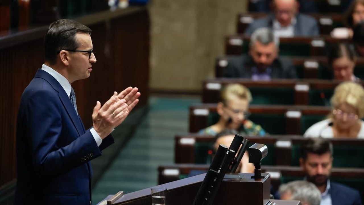Najpóźniej do czwartku ministerstwo klimatu i środowiska przygotuje i przedstawi Radzie Ministrów ostateczny projekt ustawy rozszerzający rządową pomoc dla osób ogrzewających swoje mieszkania oraz domy innymi źródłami ciepła niż węgiel.