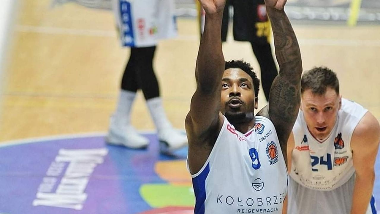 Nieudane zakończenie sezonu zasadniczego w wykonaniu koszykarzy Sensation Kotwicy Kołobrzeg - Czarodzieje z Wydm przegrali we własnej hali z Eneą Basket Poznań.
