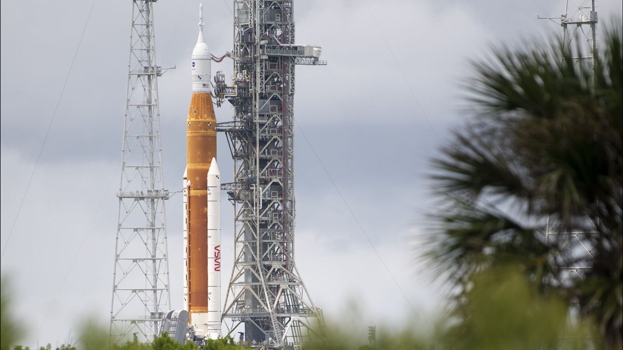 NASA poinformowała, że start rakiety SLS i rozpoczęcie misji Artemis po raz kolejny został odwołany. Rakieta znów nie uzyskała zgody na start z powodu problemów technicznych.