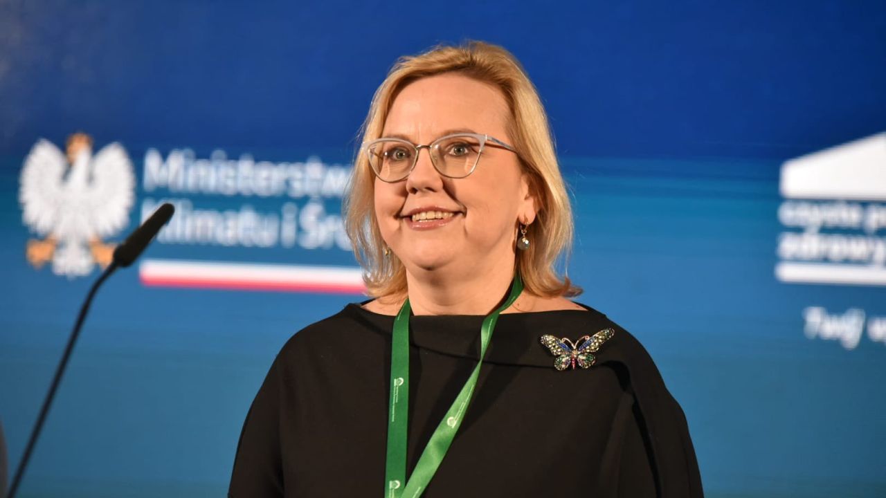 Minister klimatu i środowiska Anna Moskwa zadeklarowała, że Polska wraz z innymi państwami będzie blokowała przepisy o zakazie sprzedaży samochodów spalinowych po 2035 roku.