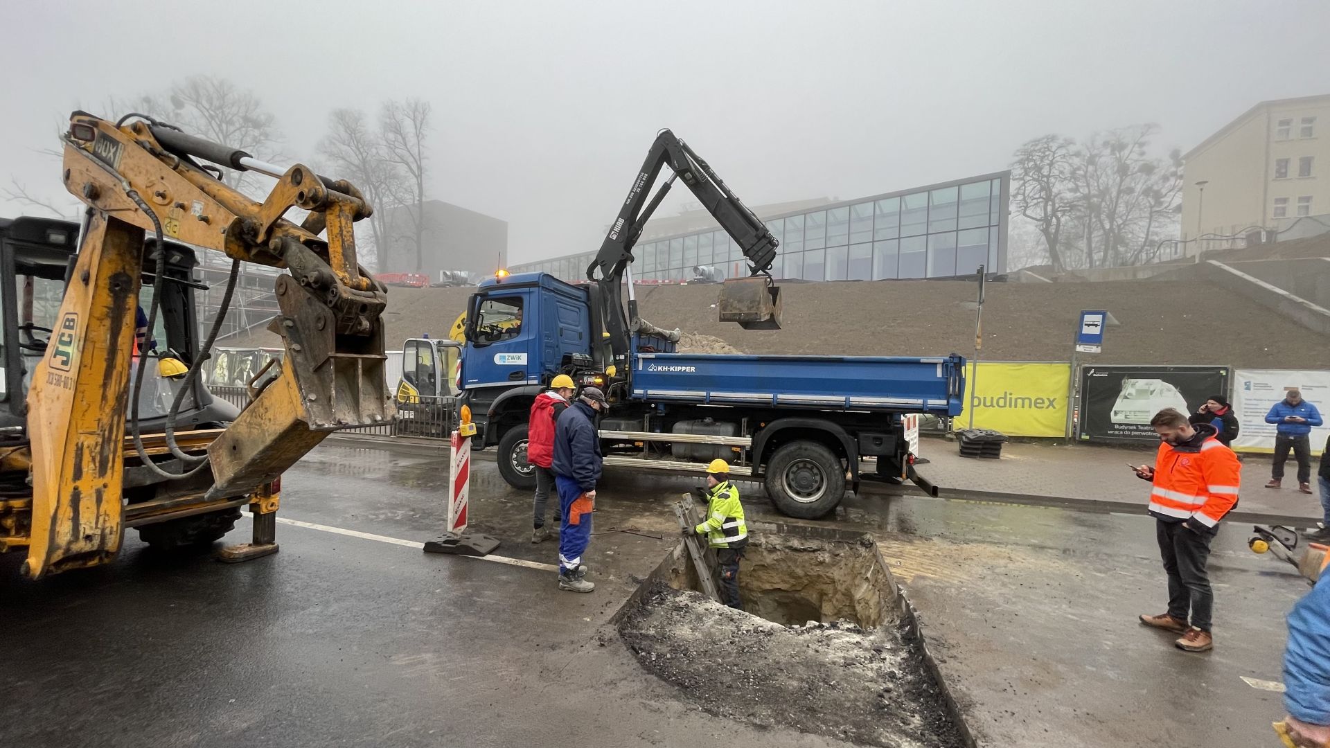 Przynajmniej do późnych godzin nocnych potrwa usuwanie awarii na ulicy Jana z Kolna w Szczecinie.