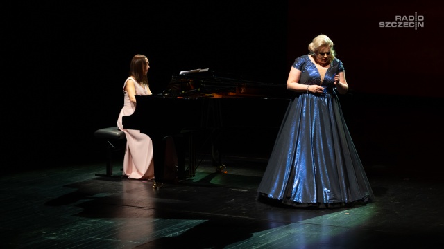 Olga Bila – pianistka (od lewej), Joanna Tylkowska-Drożdż – sopranistka. Fot. Mateusz Papke [Radio Szczecin] Włoskie belcanto z Joanną Tylkowską-Drożdż w Operze na Zamku [WIDEO, ZDJĘCIA]
