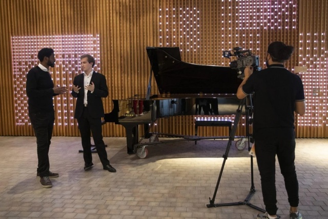 Layne Redman z Dubai TV (od lewej) i Andrzej Wierciński – pianista w trakcie realizacji reportażu z Expo 2020 w Dubaju. Fot. Monika Wasylewska Polski pianista Andrzej Wierciński owacyjnie przyjęty na Expo 2020 w Dubaju [ZDJĘCIA]