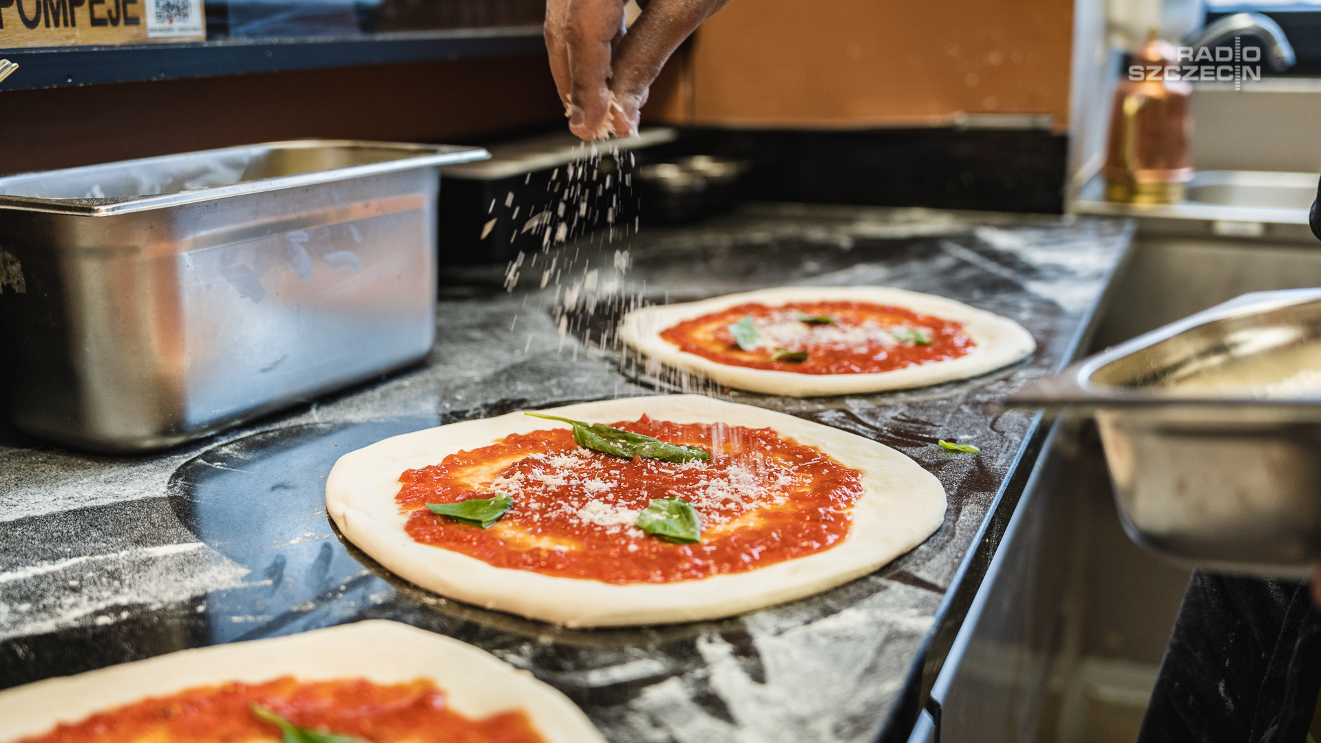 Początkowo było to jedzenie dla ubogich, teraz to przysmak znany na całym świecie. 9 lutego obchodzimy Międzynarodowy Dzień Pizzy.