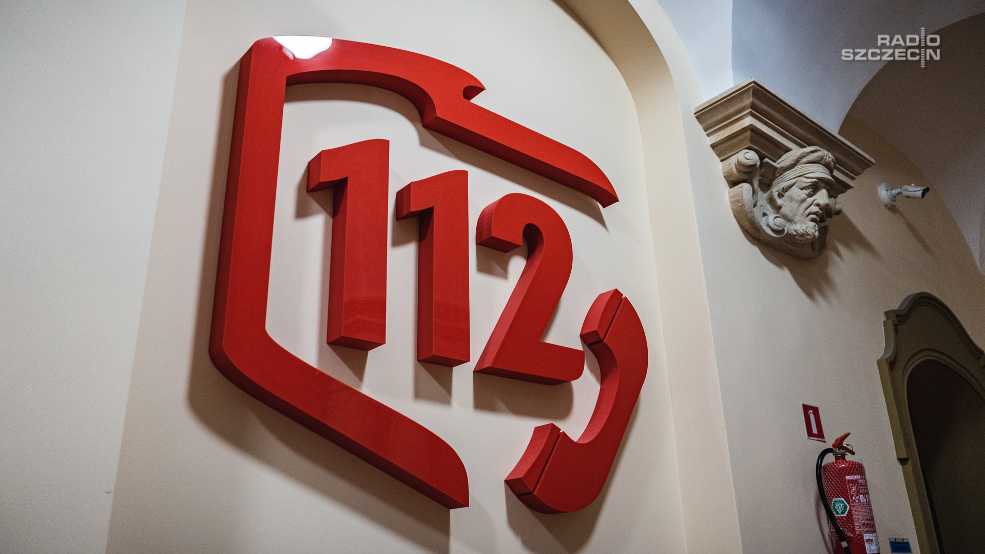 Pięciolatka z powiatu mrągowskiego (woj. warmińsko-mazurskie) wezwała pomoc do mamy, która straciła przytomność. Dziewczynka zadzwoniła na numer alarmowy i poinformowała dyspozytorkę, że w mieszkaniu jest jeszcze jedno małe dziecko, które potrzebuje opieki.
